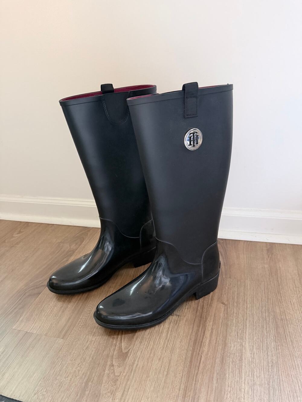 Tommy Hilfiger Women's Karissa Equestrian Glossy Metallic Logo Rain Boot-Size 10